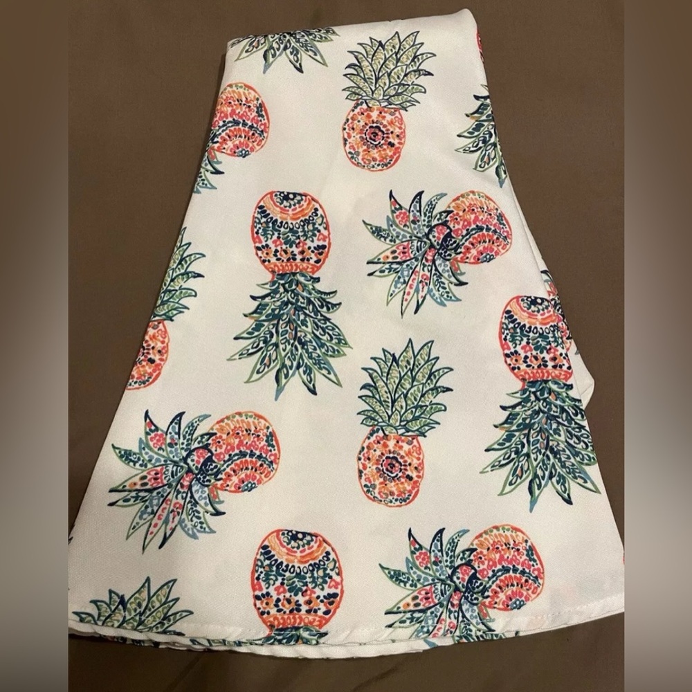 Isaac Mizrahi Pineapple
Tablecloth Tropical Indoor/Outdoor 68" Round Hawailan